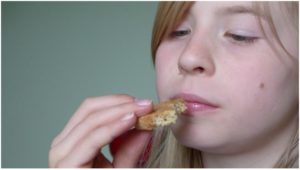 imagem-de-menina-comendo-bolacha