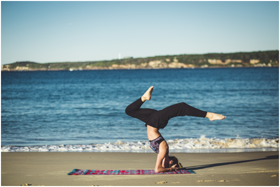 imagem-de-pessoa-fazendo-ioga-na-praia